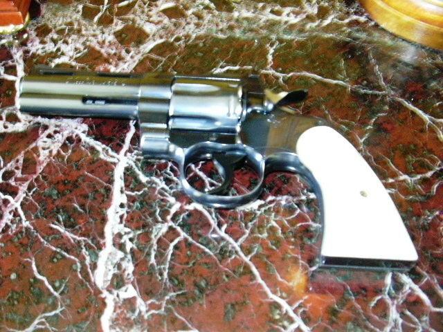 1968 Colt Python Royal Blue detail photo 4